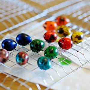 3078761-coloring-quail-eggs-on-easter.jpg